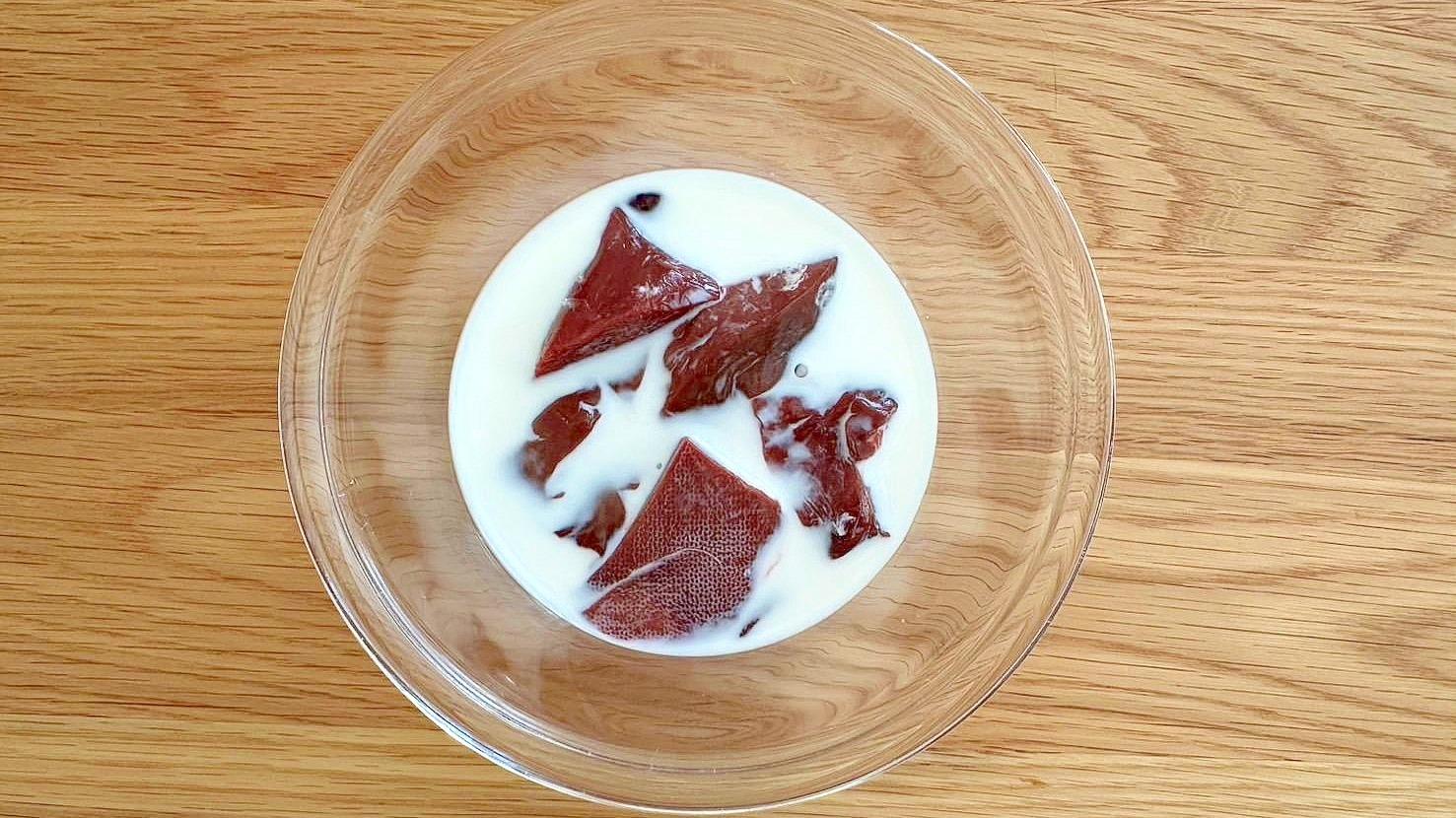 レバーの血抜きに牛乳は本当に必要？臭みゼロにする下処理のコツと時間の真相