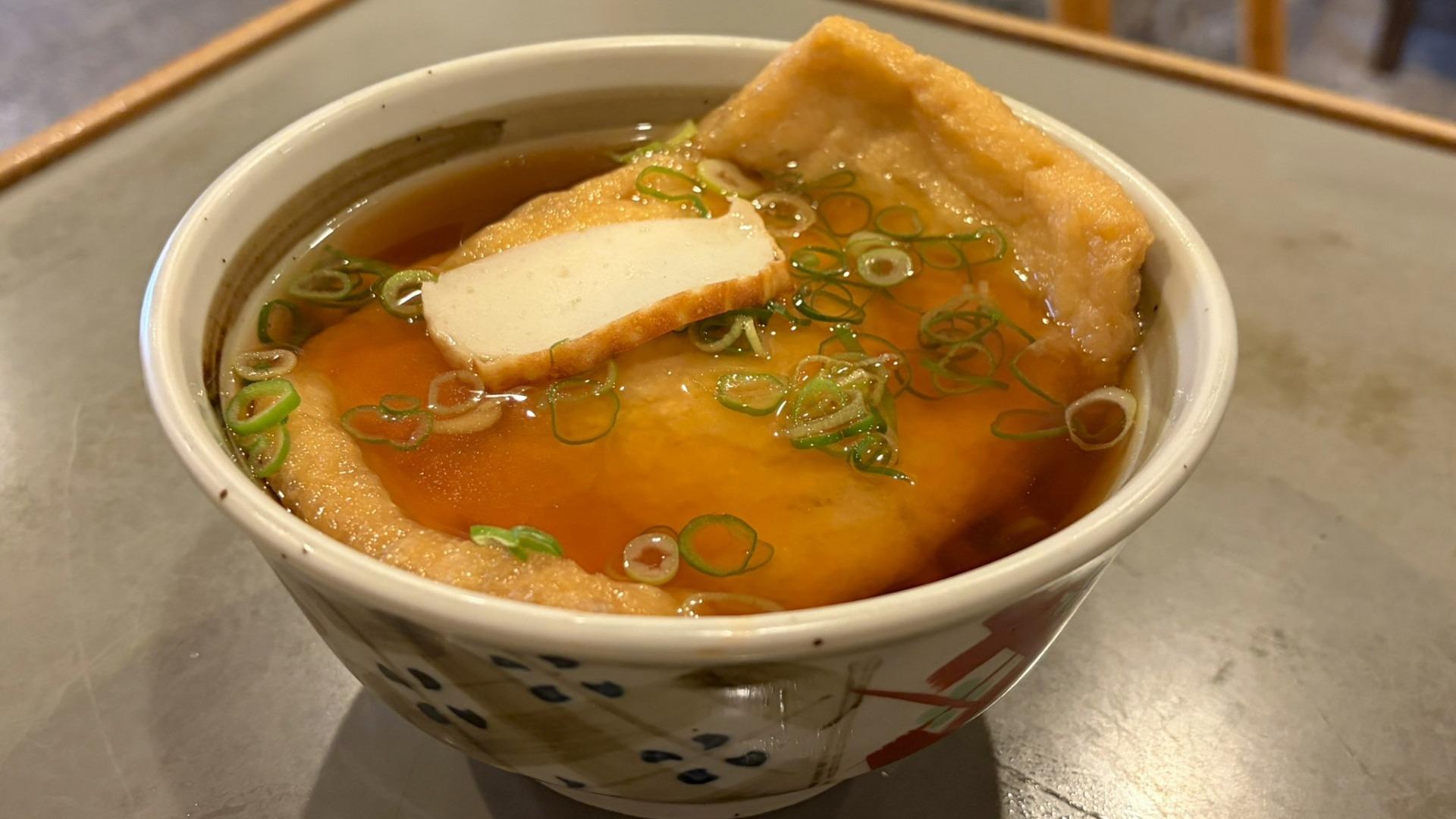 なぜ大阪きつねうどんは別格に美味い？黄金出汁の秘密と発祥の名店を徹底解説