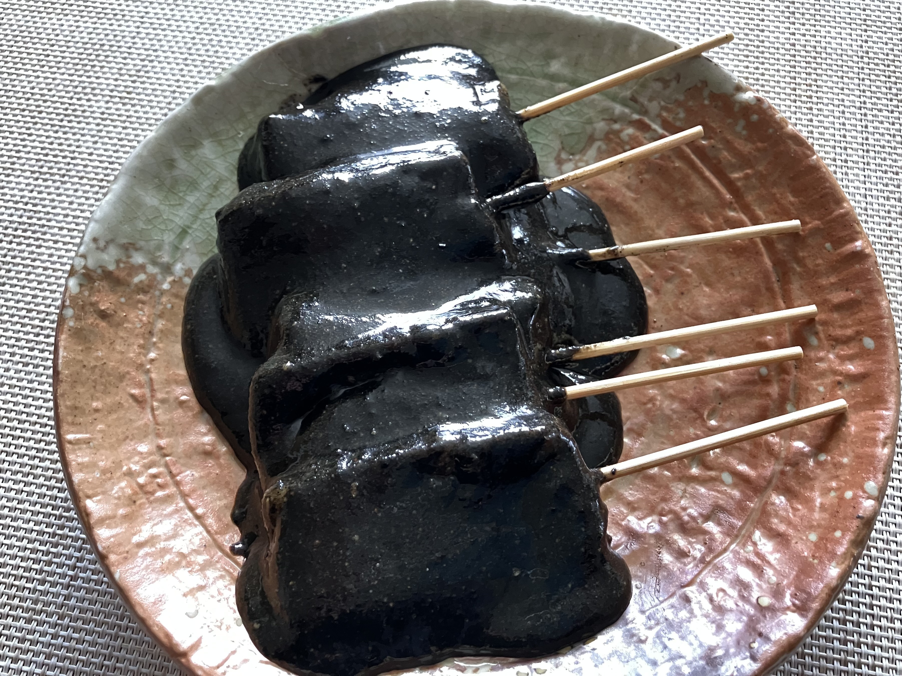 弘前名物「戸田うちわ餅店」午前完売の真相と秘伝ごまだれの魅力
