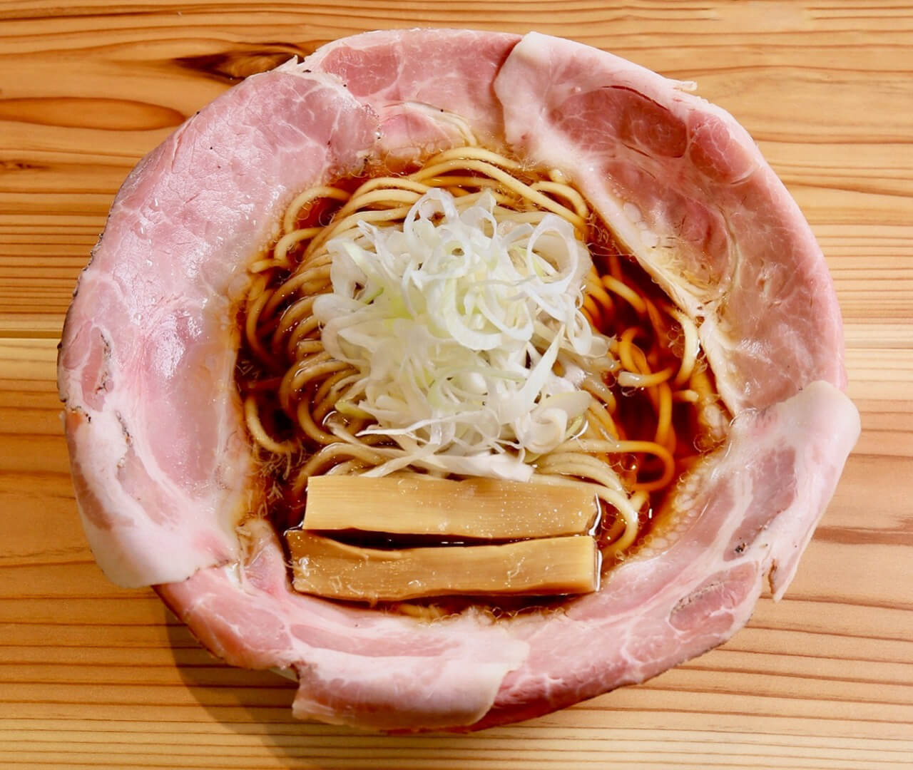 行列必至！ラーメン大戦争の極上スープとチャーシュー増量の秘密