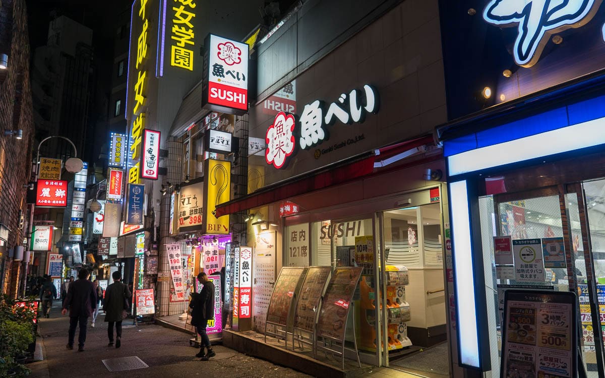 渋谷道玄坂の「回らない回転寿司」に海外客が殺到する理由：2026年、外食アトラクションの最前線へ