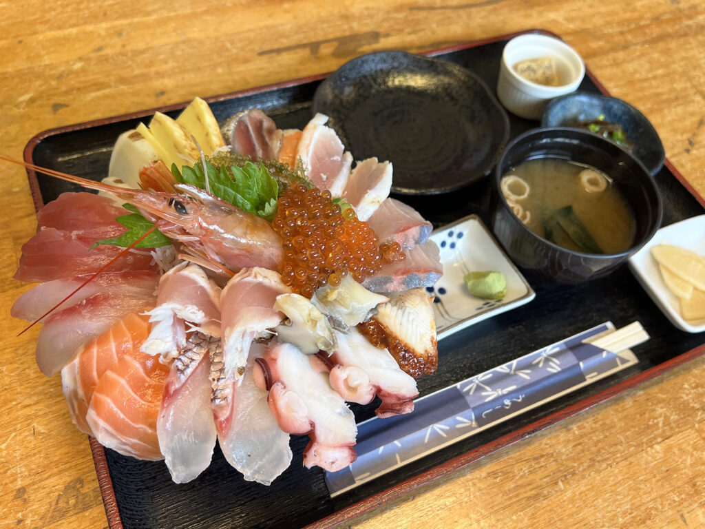 魚屋直営食堂魚まる人気の真相と攻略法！海鮮丼のコスパと混雑回避術