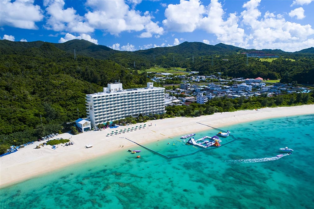 【2026年最新】沖縄・名護の海を独り占め。「かねひで喜瀬ビーチパレス」が大人旅の目的地として今、再注目される理由