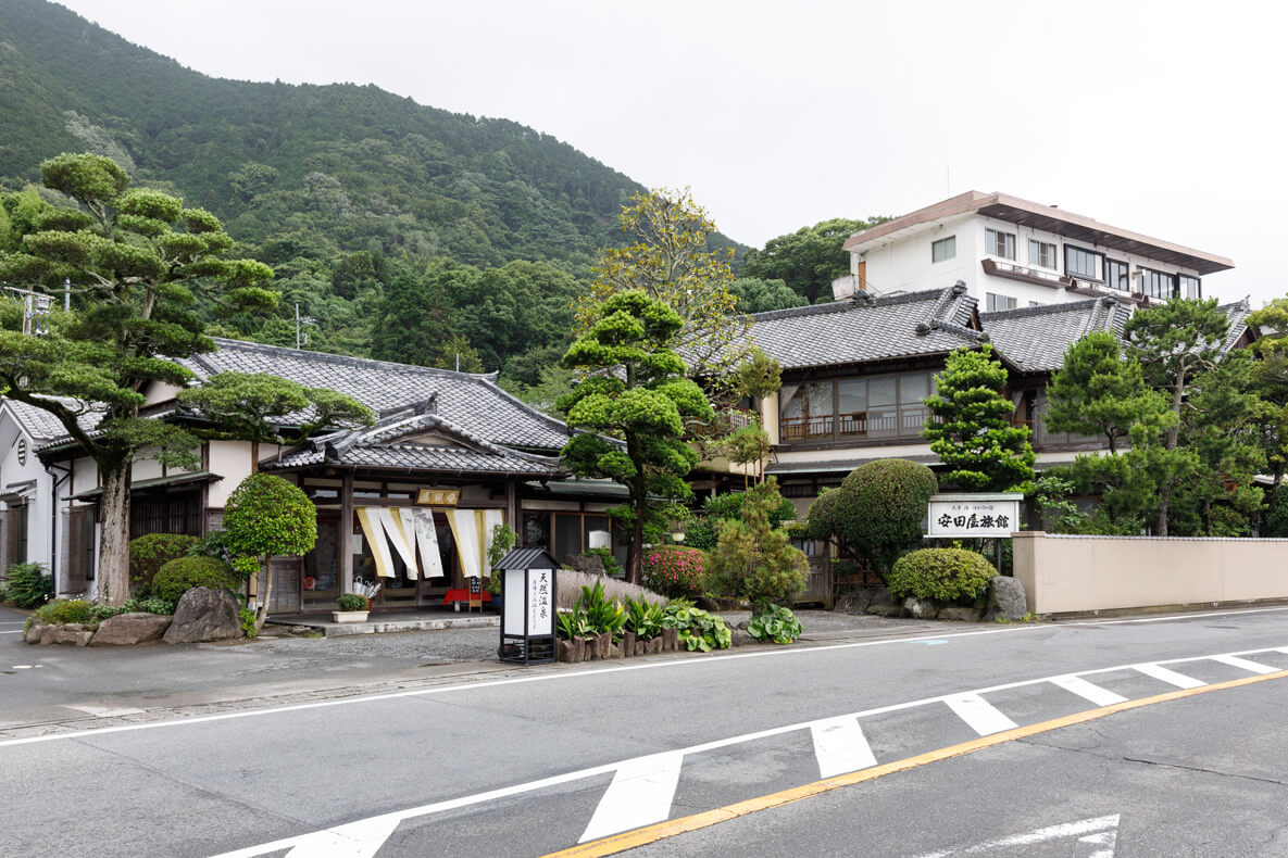安田屋旅館の予約殺到の真相｜太宰治とラブライブが交差する名宿の魅力