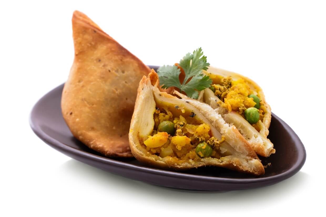 インド料理の定番サモサとは？春巻きとの違いや具材とレシピ徹底解説