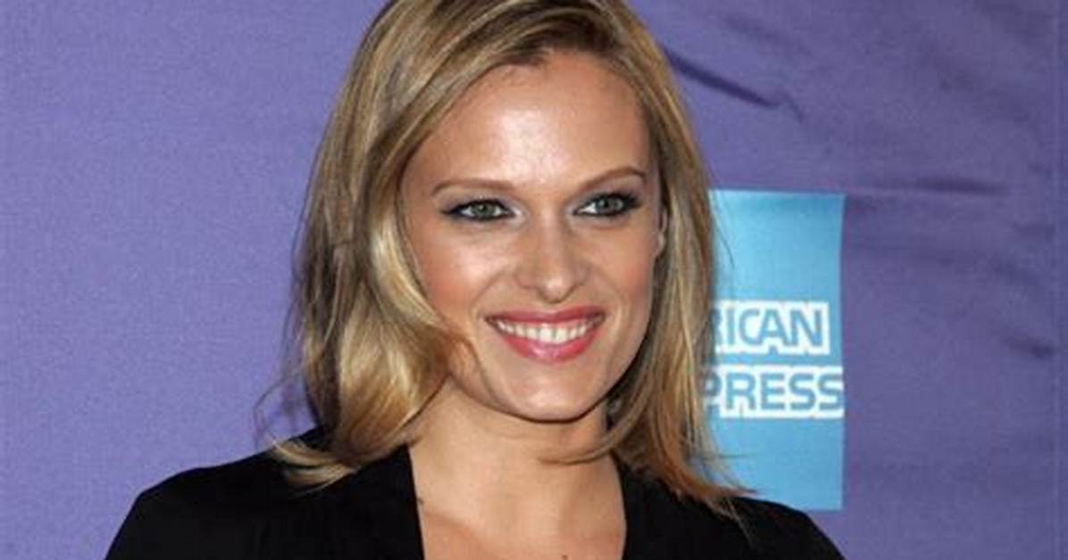 Age, Net Worth, Vinessa Shaw Husband, Height |