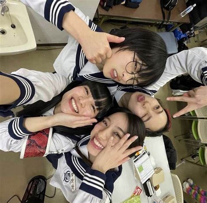 新しい学校の風紀員リーダーとは？制服で世界を揺らす4人の正体