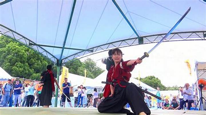 伝統と躍動が交差する殺陣パフォーマンス「紅桜剣舞会」の真髄：刃の一閃が拓く舞台芸術の最前線