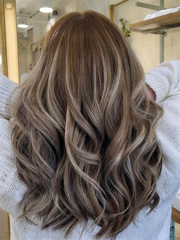 Lowlights on Brown Hair: the Smart Way to Add Depth Without Losing Shine