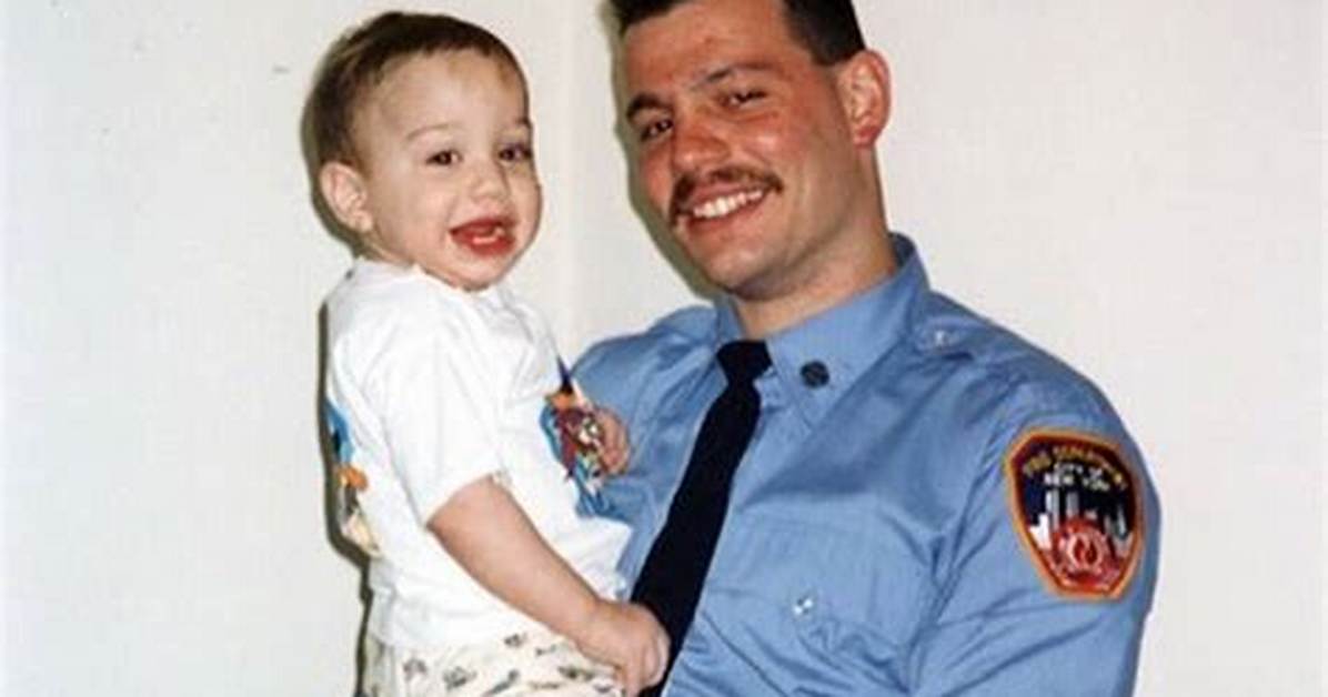 Pete Davidsons Father Died in the 9/11 Attacks When He Was 7 Year's Old Fri 25 March 2022 18: