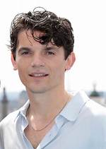 Unveiling the Height of Edward Bluemel
